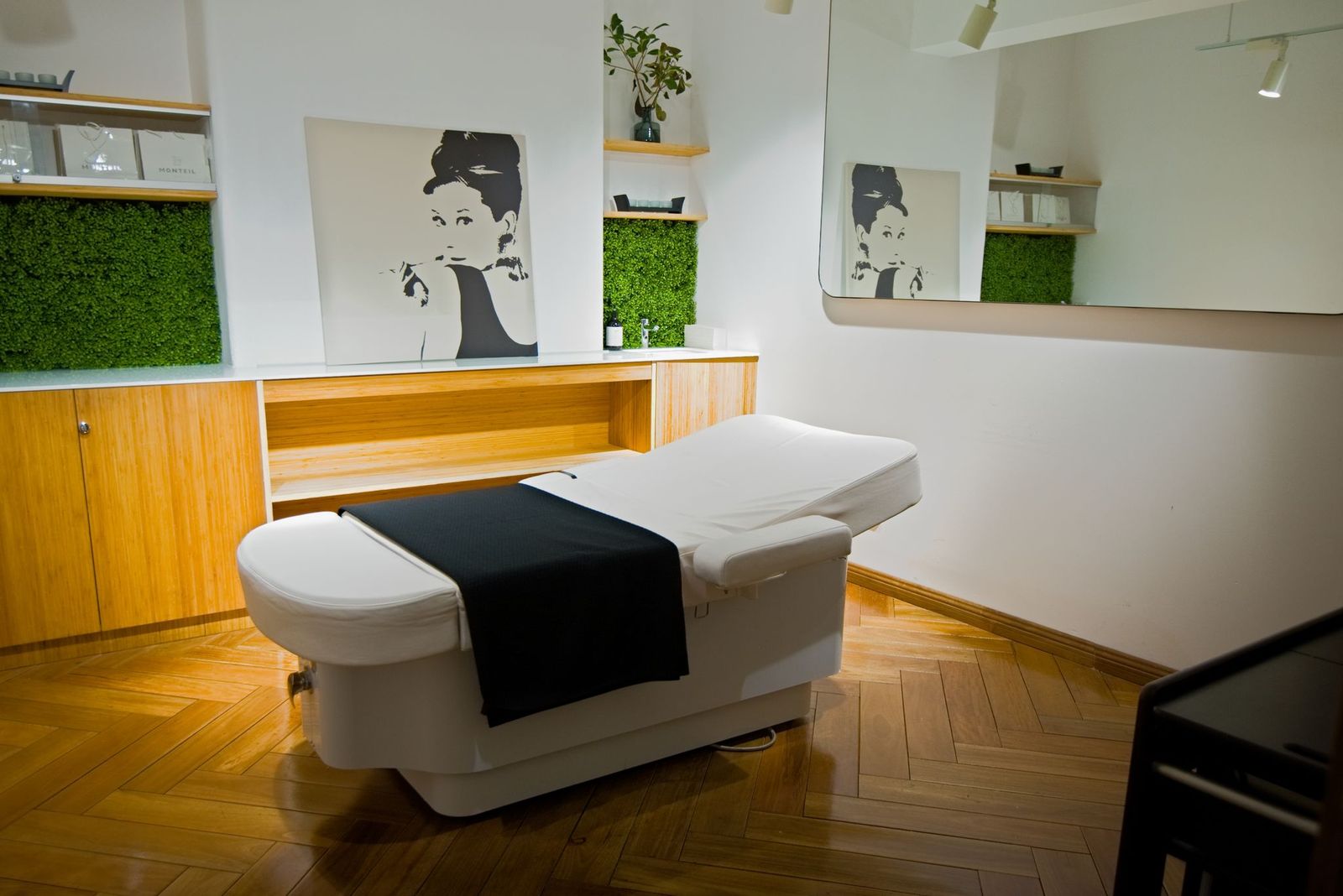 Accent Nail Bar image 3