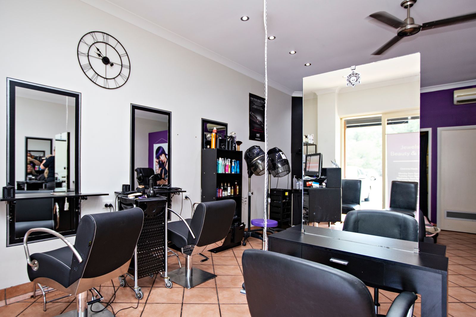 Jewels Beauty & Hair Oxenford Haircut and Hairdressing Hair Colouring Bookwell