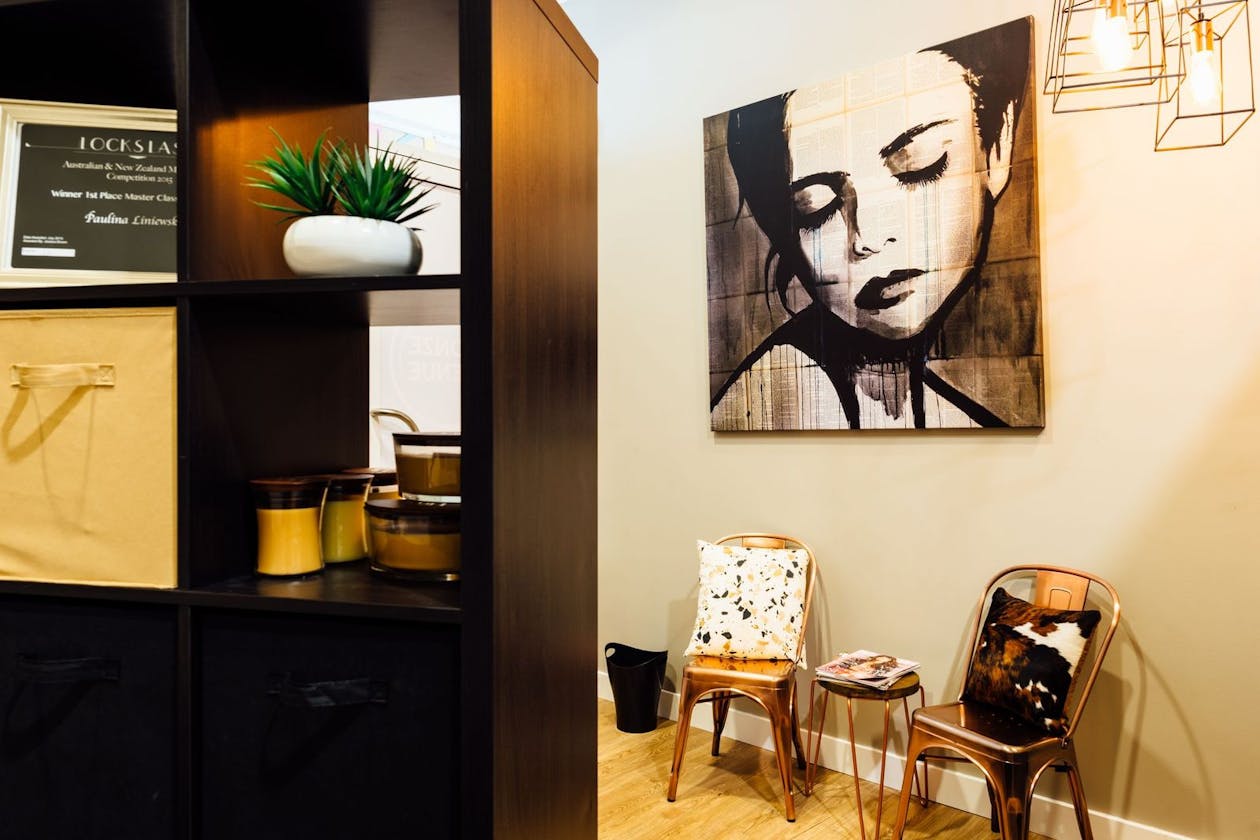 Bronze Avenue image 6