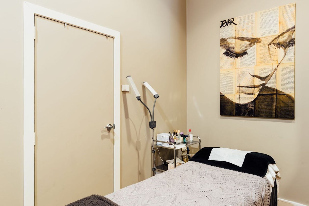 Bronze Avenue image 9