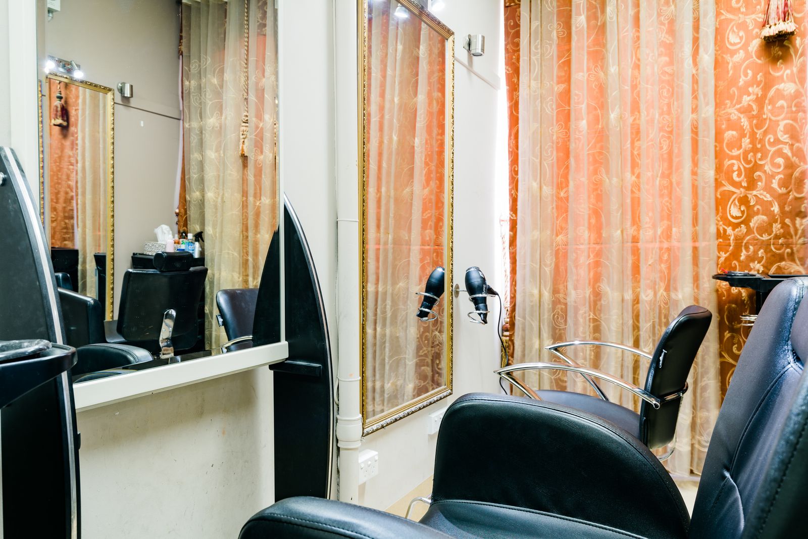 Mirrors luxuryy salon image 8