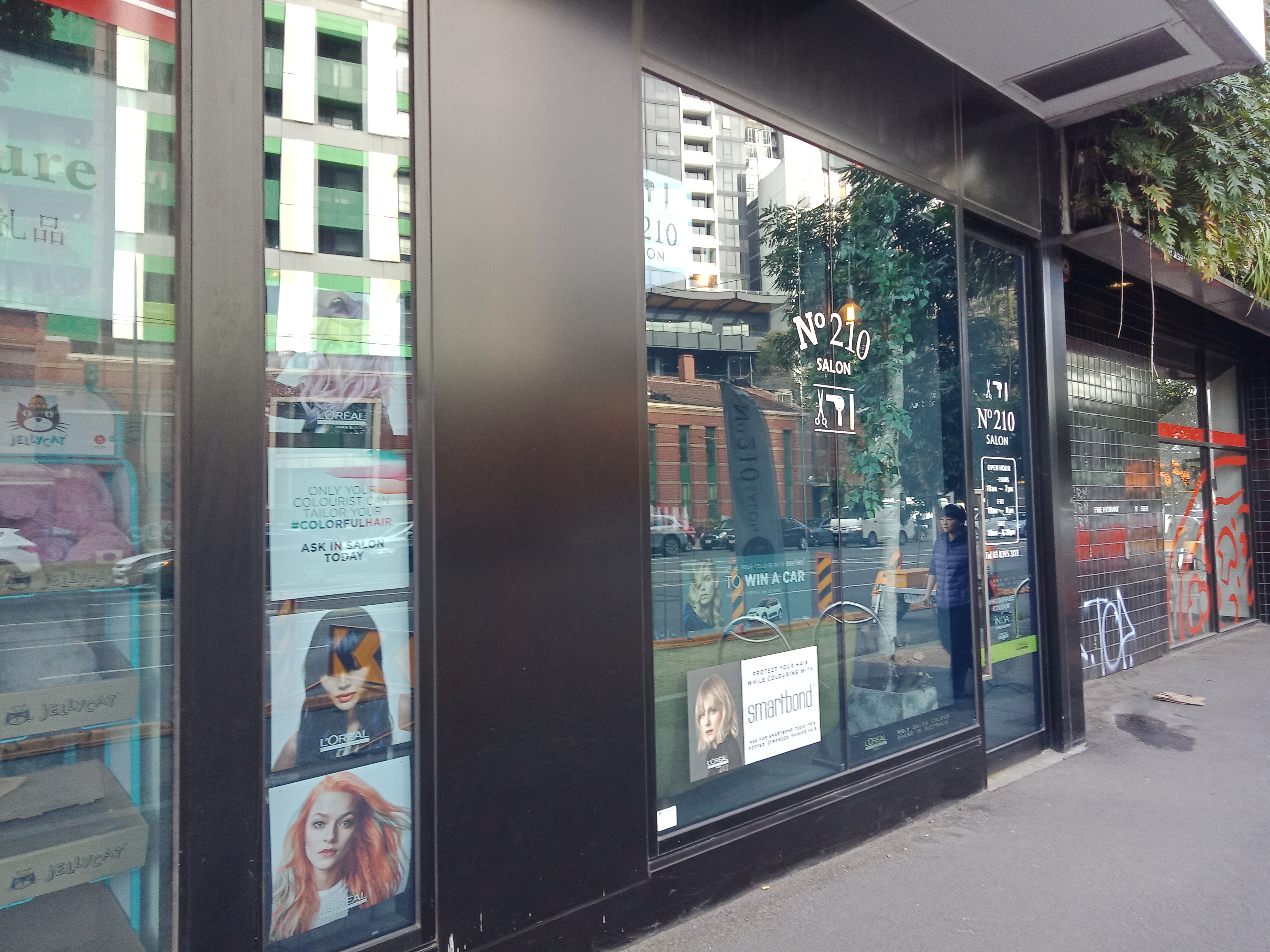 No.210 Salon image 2