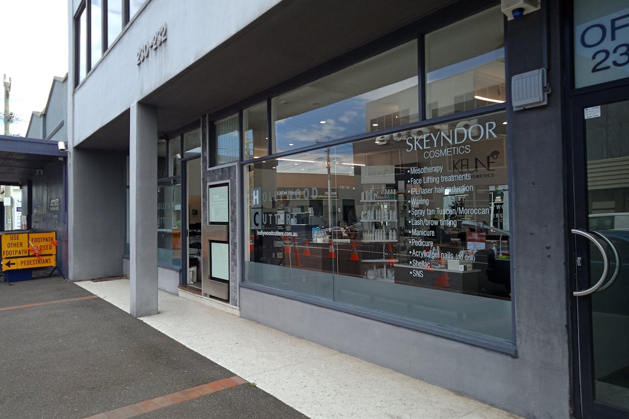 Hollywood Cutters image 2