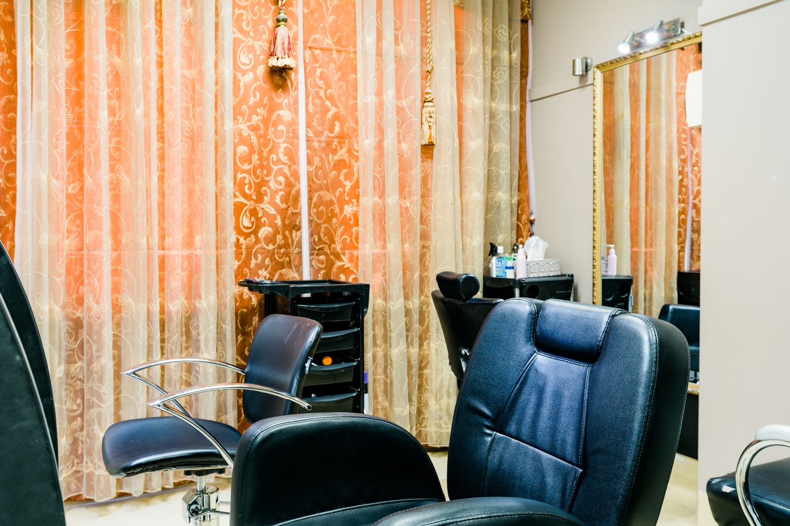 Mirrors luxuryy salon image 9