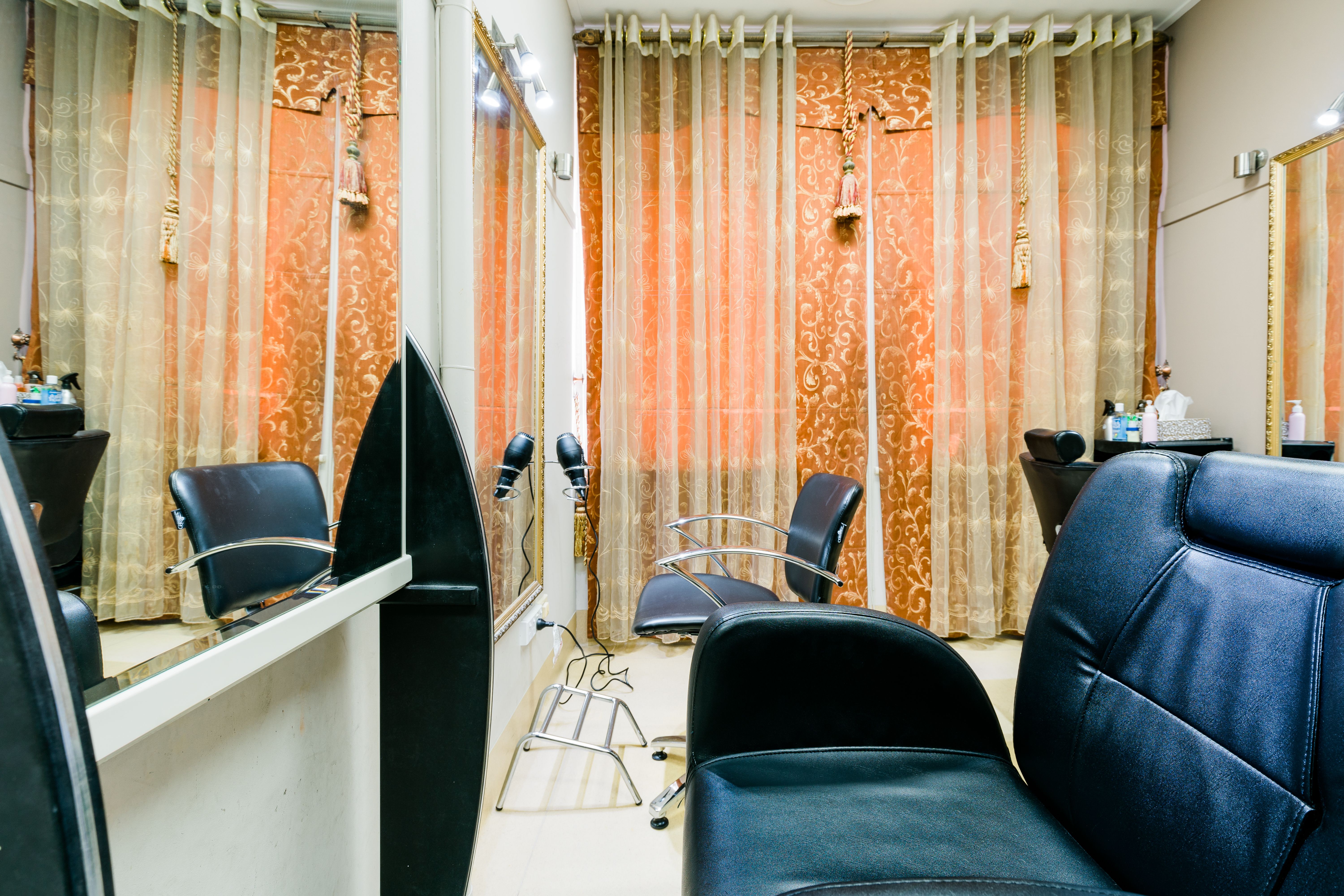 Mirrors luxuryy salon image 7