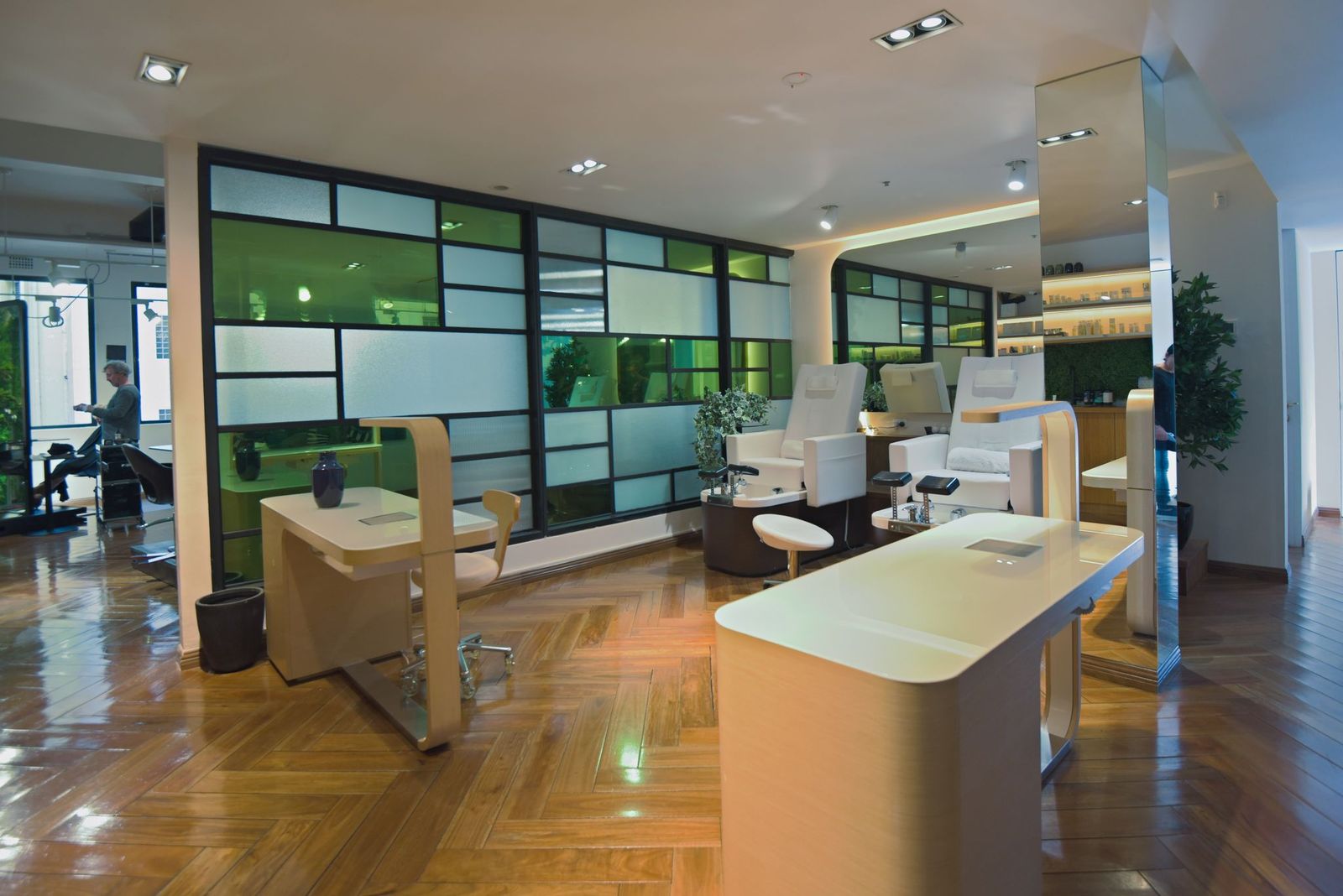 Accent Nail Bar image 2