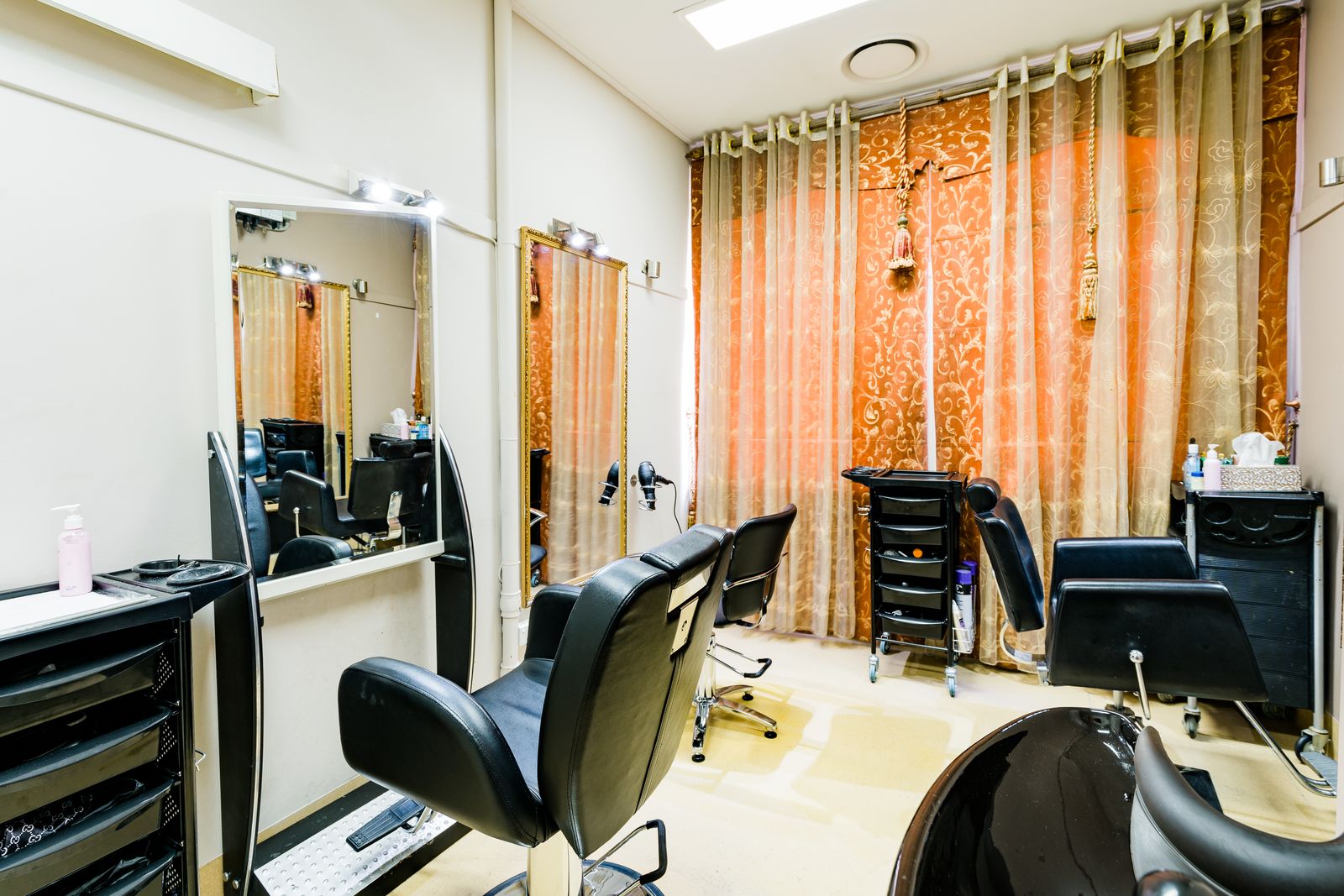 Mirrors luxuryy salon image 5