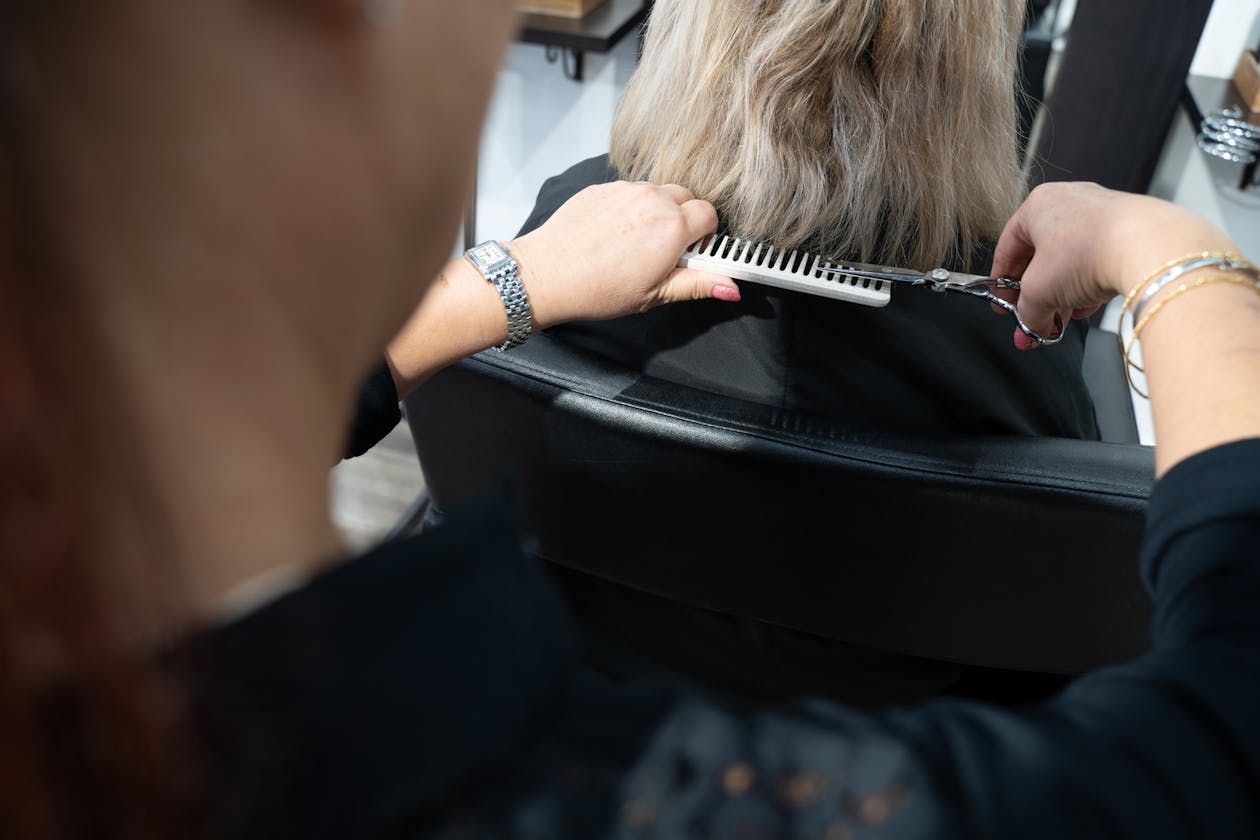 No Loose Ends Hairstyling image 7