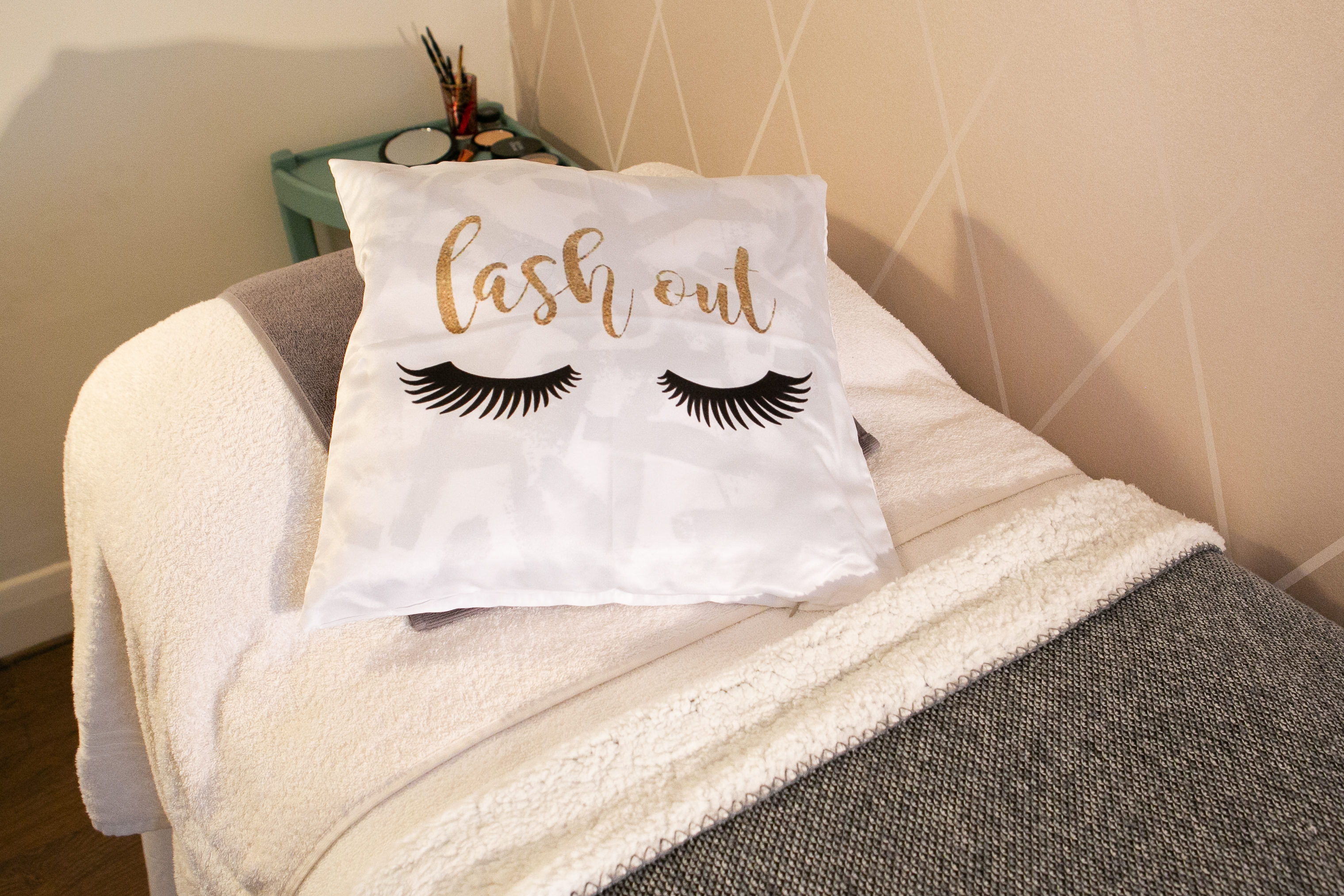 Lash 2024 out pillow