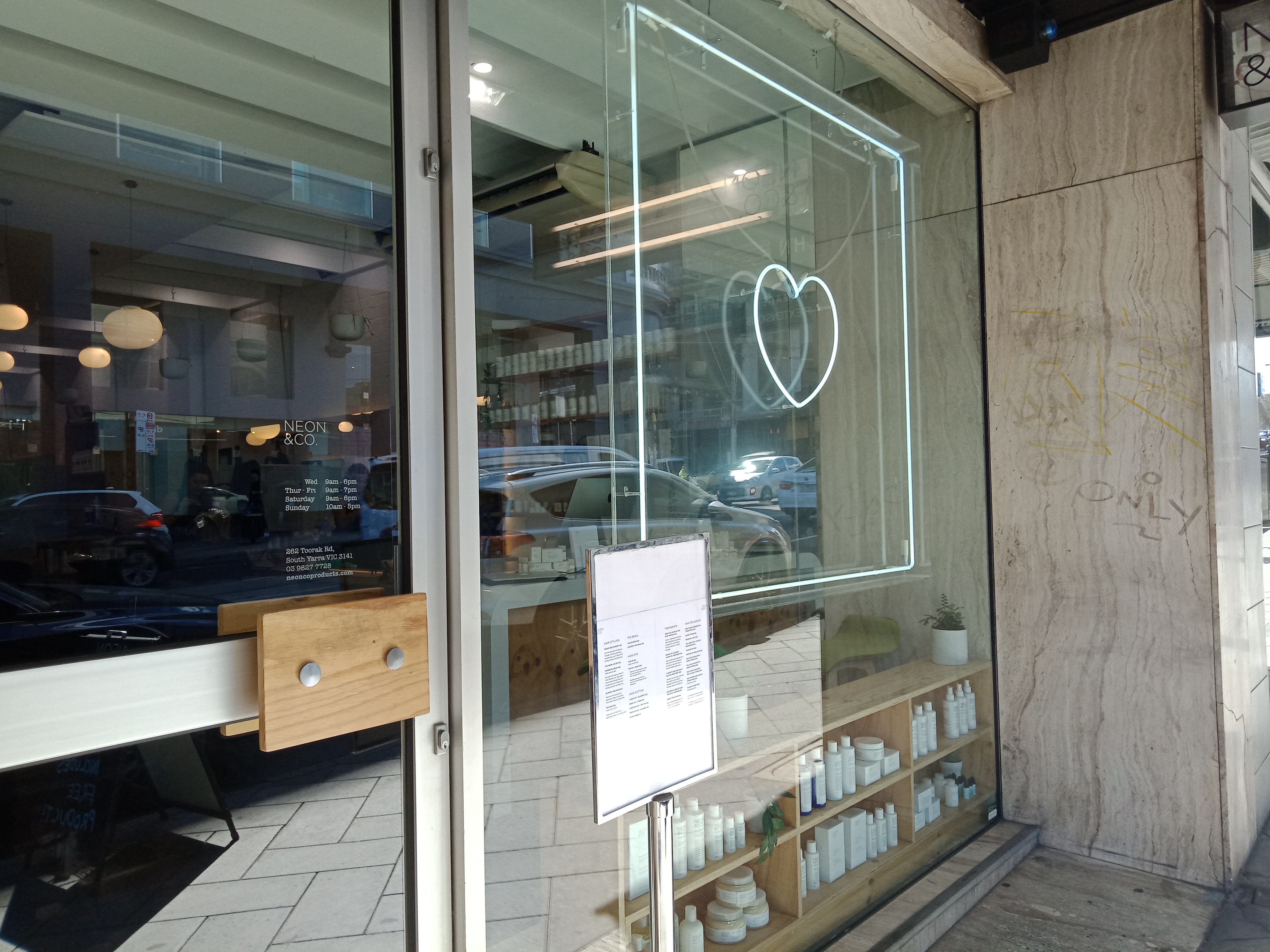 Neon & Co image 2