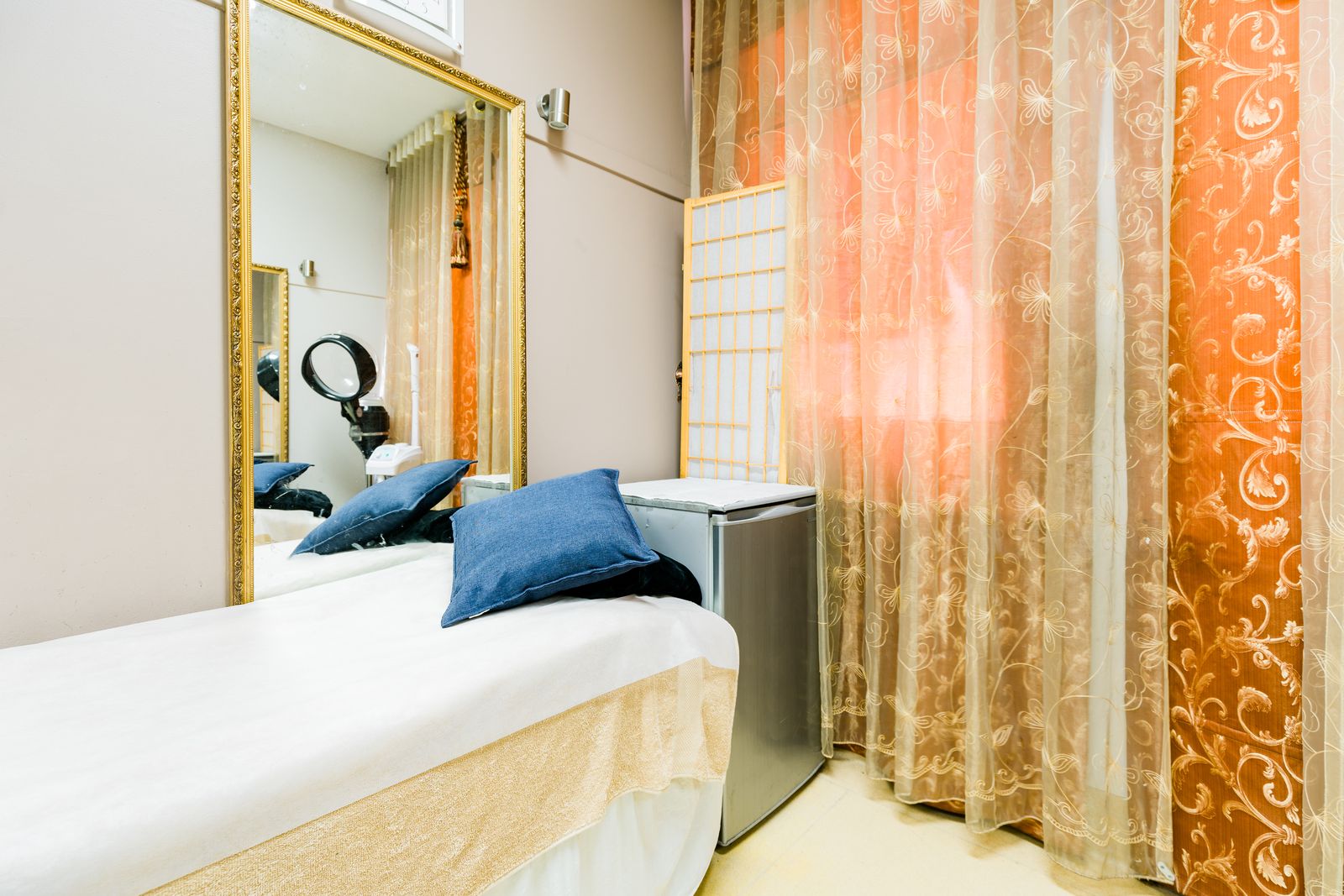 Mirrors luxuryy salon image 4