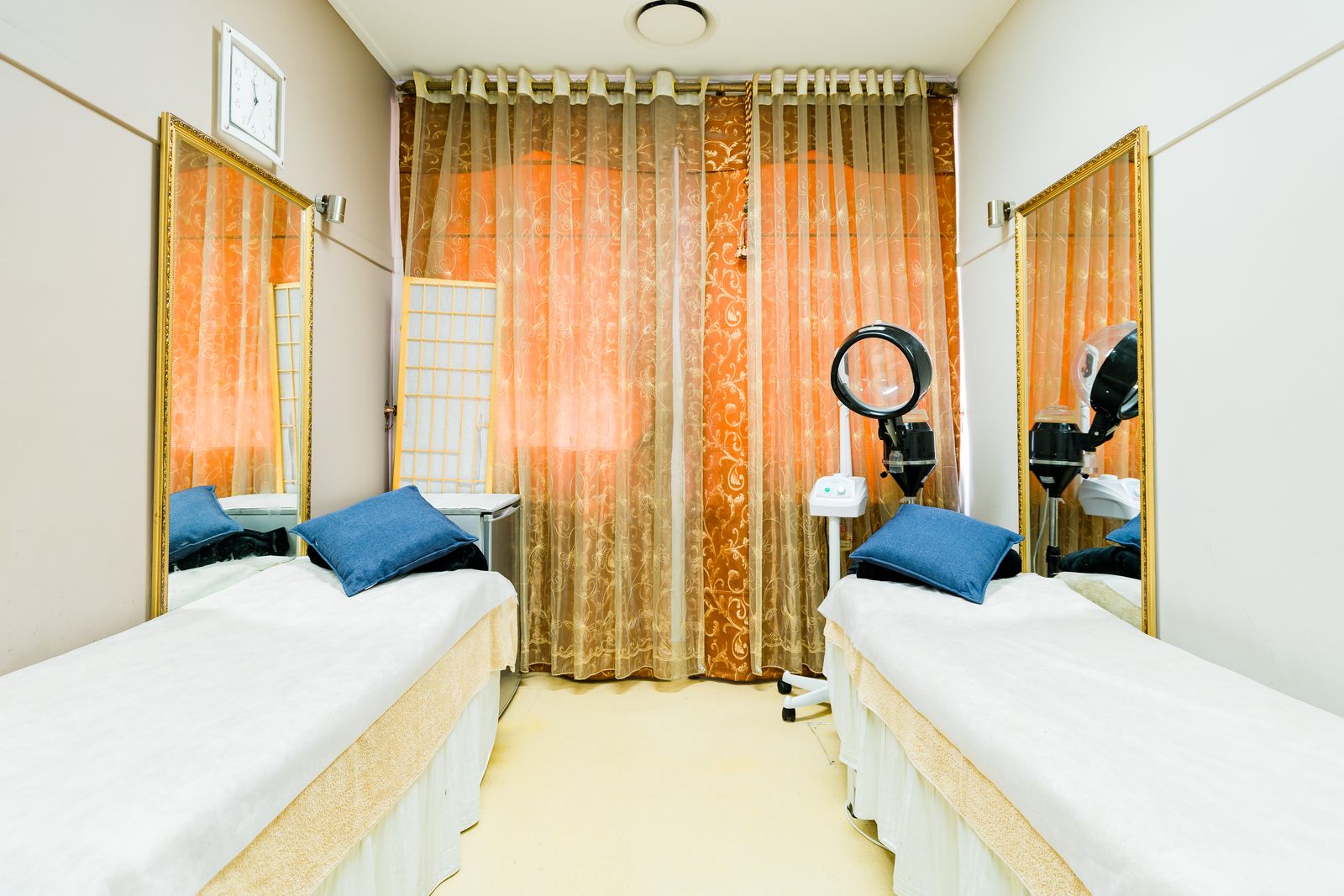 Mirrors luxuryy salon image 10