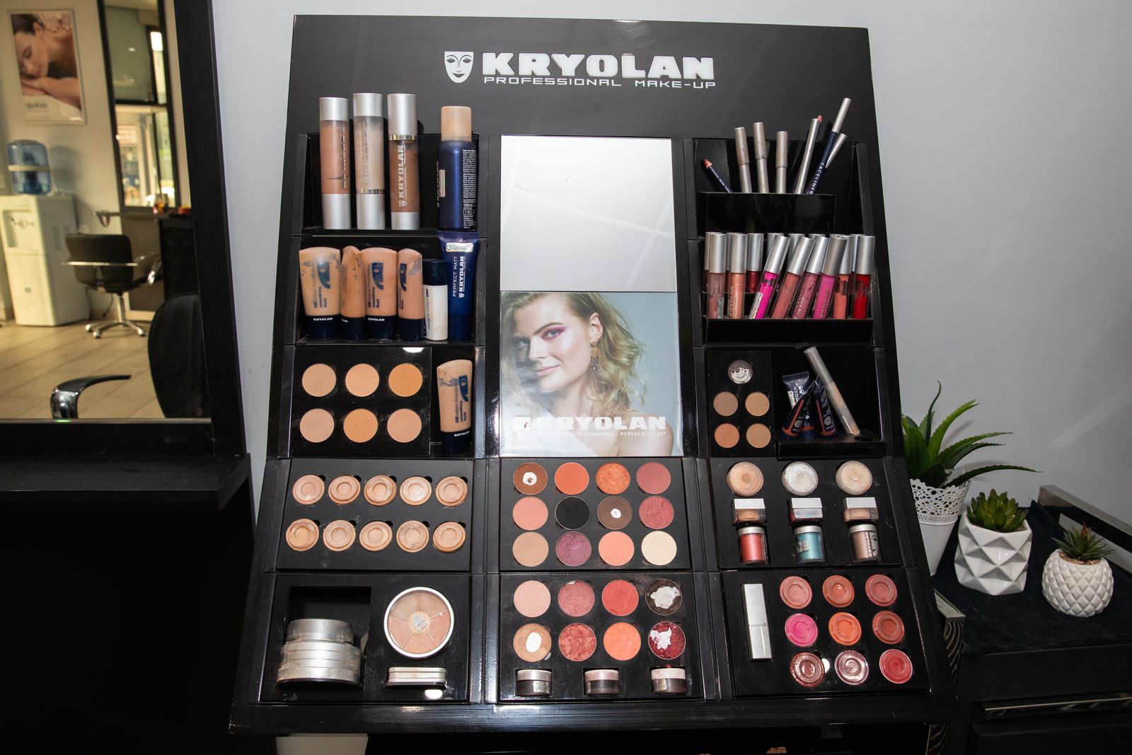 Fashion Hair & Beauty image 15