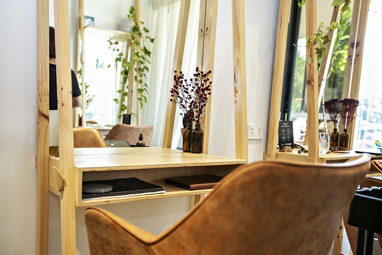 Zanzi Hairdressing image 9