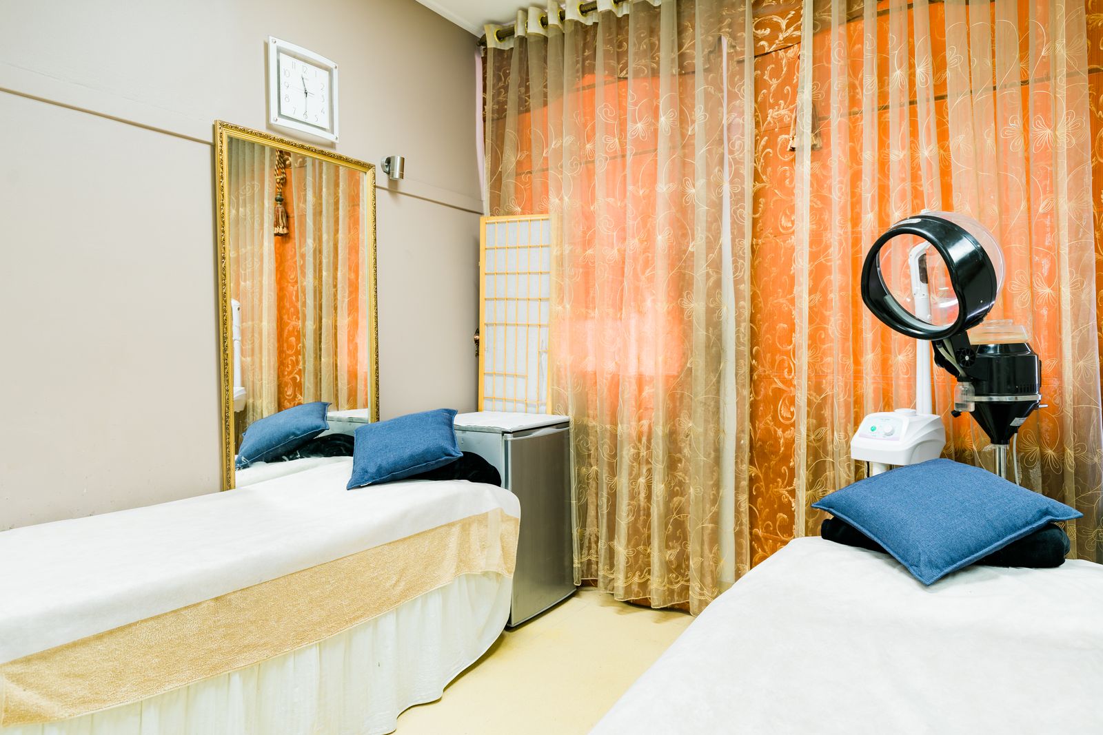 Mirrors luxuryy salon image 3