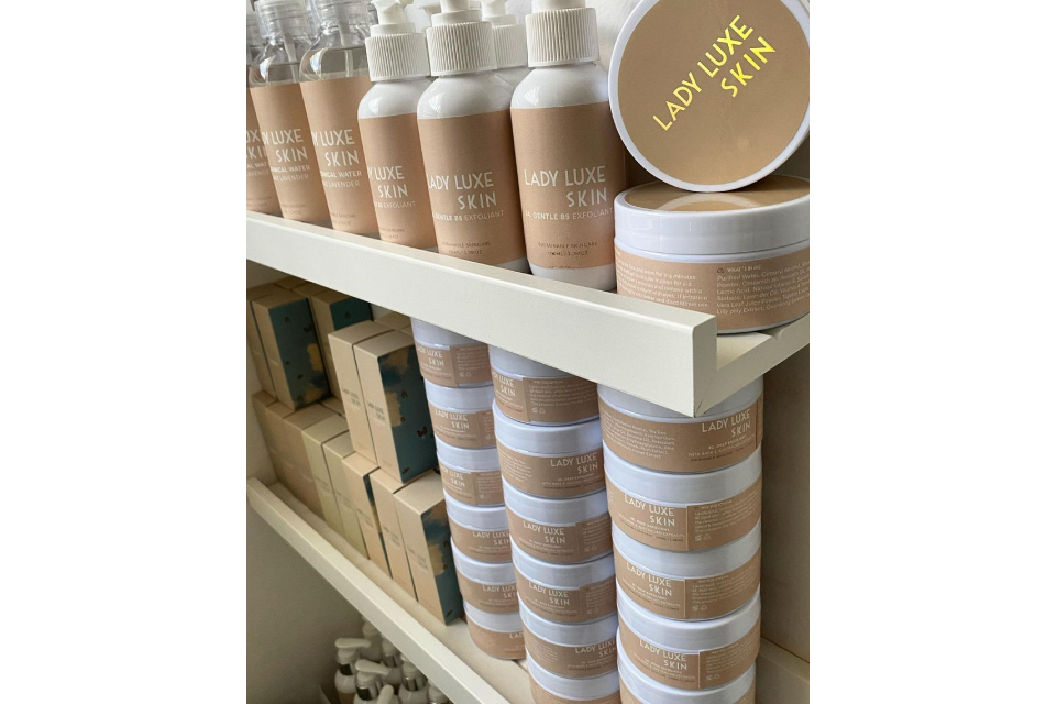 Lady Luxe Skin image 3