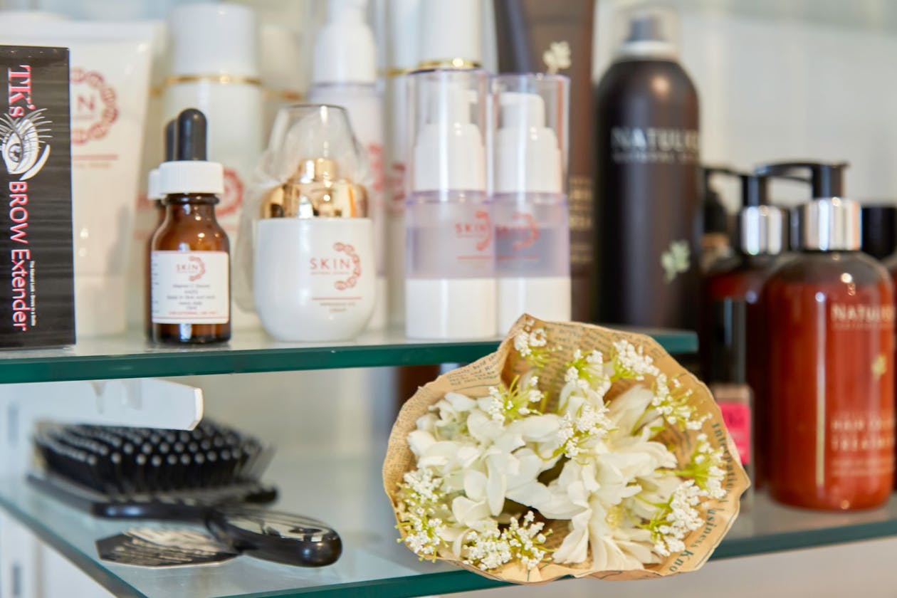 My Wife's Folly Hairdressing image 8