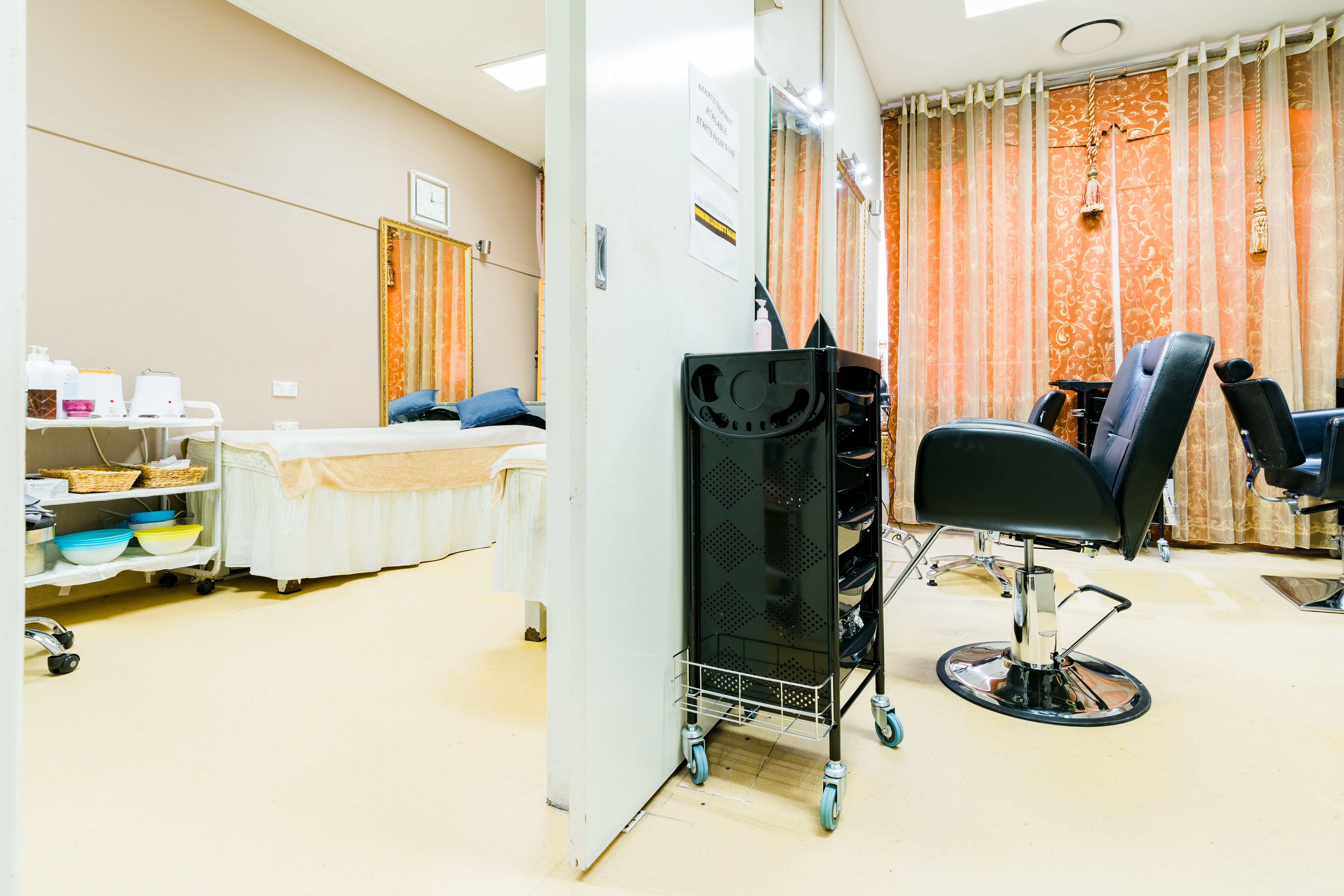 Mirrors luxuryy salon image 6